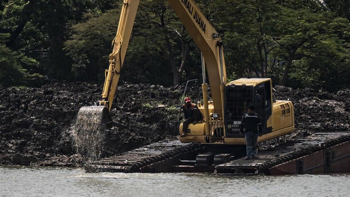 Alat Berat Dikerahkan untuk Bersihkan Sungai Kanal Banjir di Semarang
