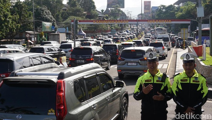 Sejumlah Titik Lalu Lintas di Puncak Padat Saat Long Weekend Siang Ini