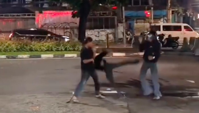 Pria yang Viral karena Aksi 'Tendang Angin' Diduga Terlibat Pengeroyokan Remaja, Polisi Dalami Motif Kejadian