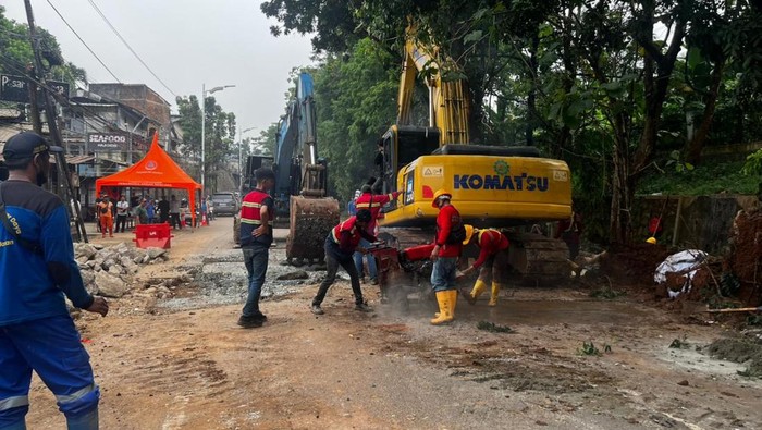 Perbaikan Jalan Amblas di Lenteng Agung Dimulai, Arus Lalu Lintas Arah Depok Sementara Dialihkan