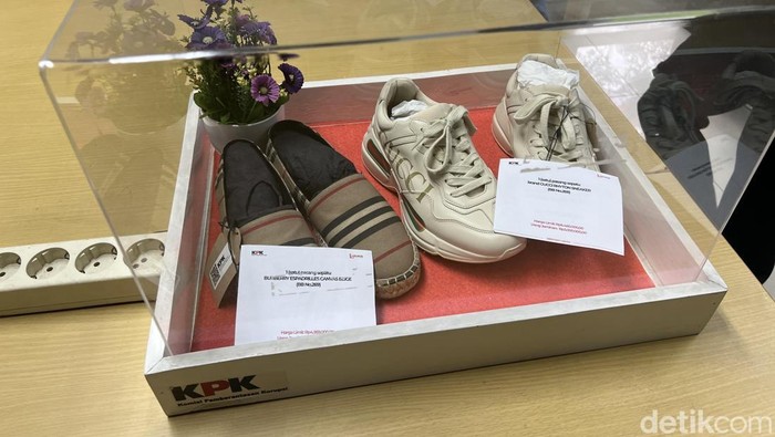 KPK Lelang Barang Mewah Milik Mantan Sekda Pekanbaru, Sepatu Gucci dan Sabuk LV Jadi Sorotan