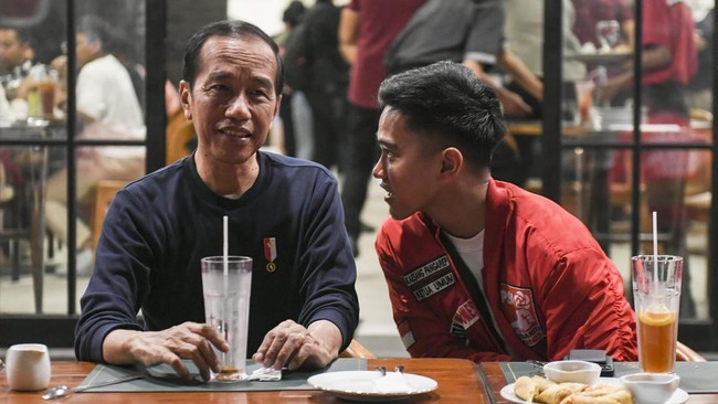 Ahmad Ali Buka Suara Terkait Momen Penyematan Jaket PSI kepada Jokowi