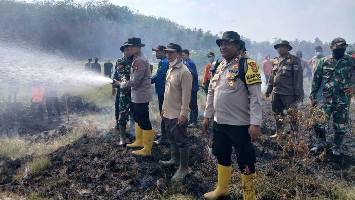 Kapolres OKU Timur Turun Langsung Padamkan Karhutla Bersama Forkopimda